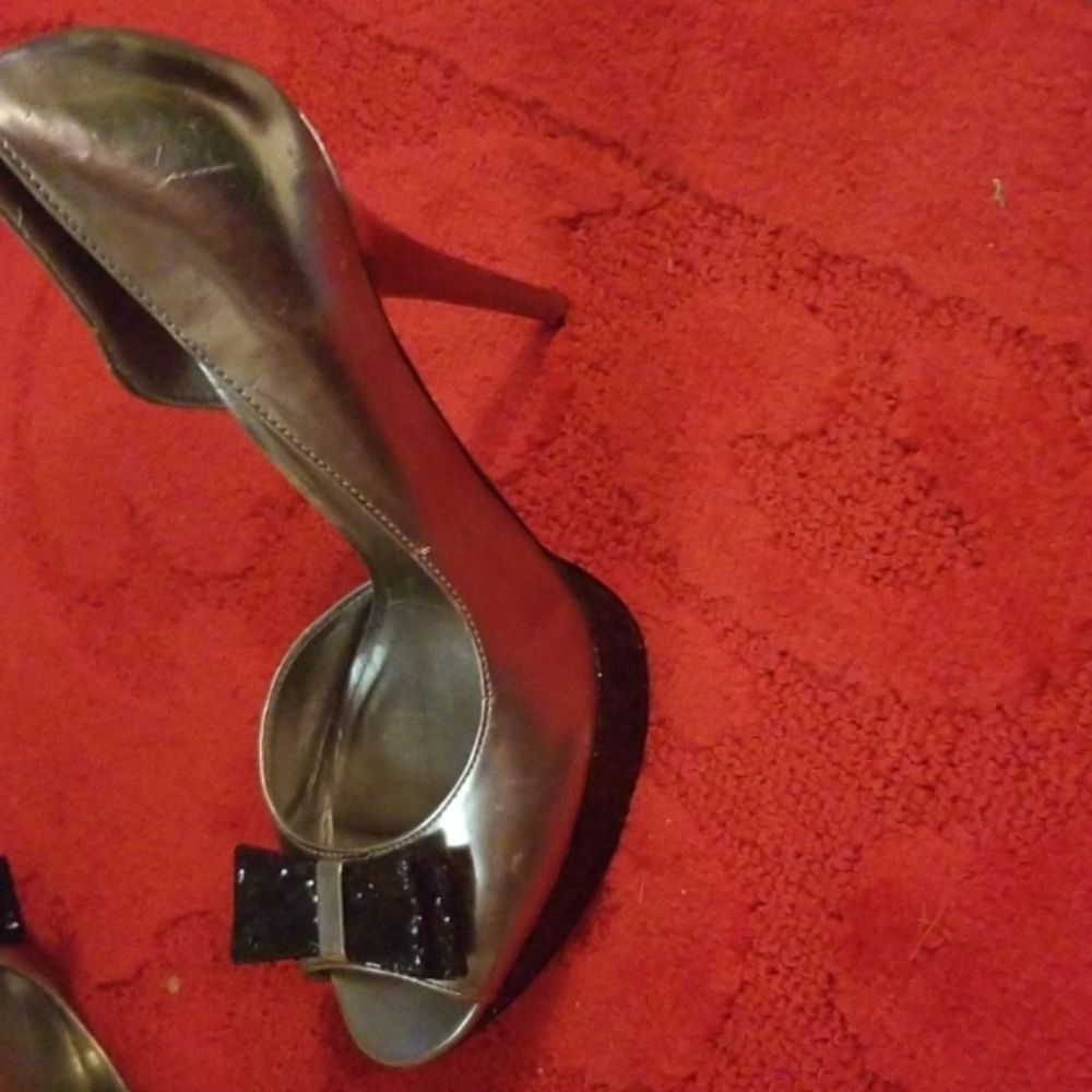 Guess high heeled shoes